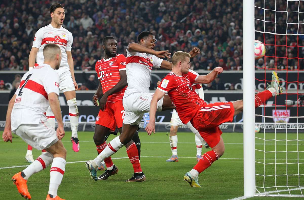 Der Ball will nicht ins Tor: Matthijs de Ligt rettet für den FC Bayern.