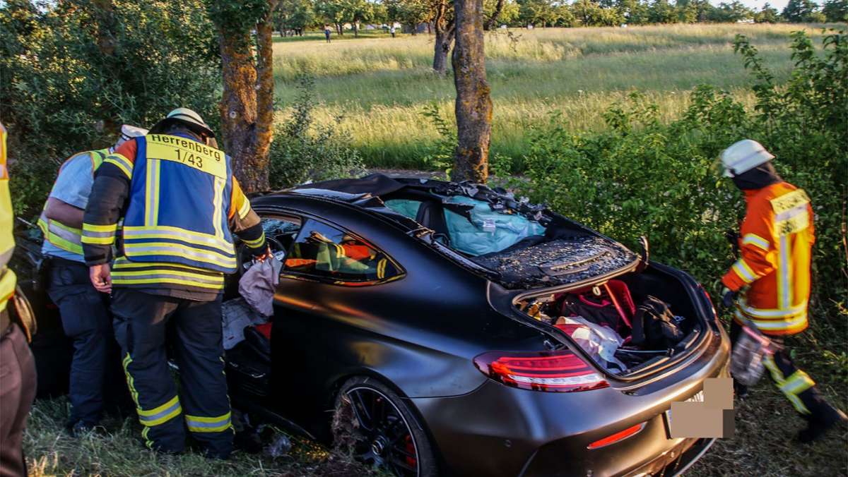 Kreis Böblingen: Autofahrer prallt gegen Baum – schwer verletzt