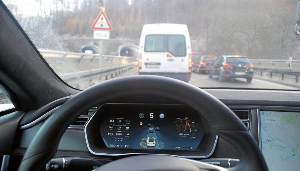 Stockender Verkehr vor und in dem Heslacher Tunnel sind für das System von Tesla kein Problem. Foto: Steegmüller