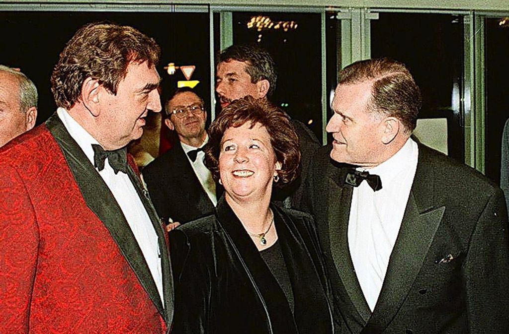 Musicalgründer Rolf Deyhle bei der Premiere am 2. Dezember 1994 mit dem Ehepaar Teufel.