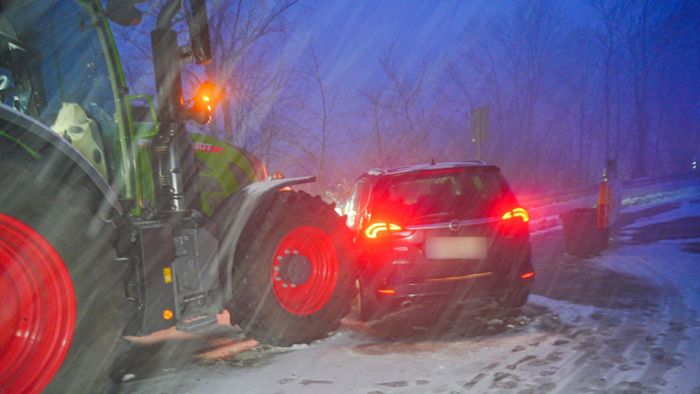 Auto rutscht wegen Schnees gegen Traktor und Leitplanke