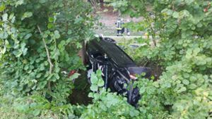 Mit BMW in Bach gelandet – Fahrer schwer verletzt