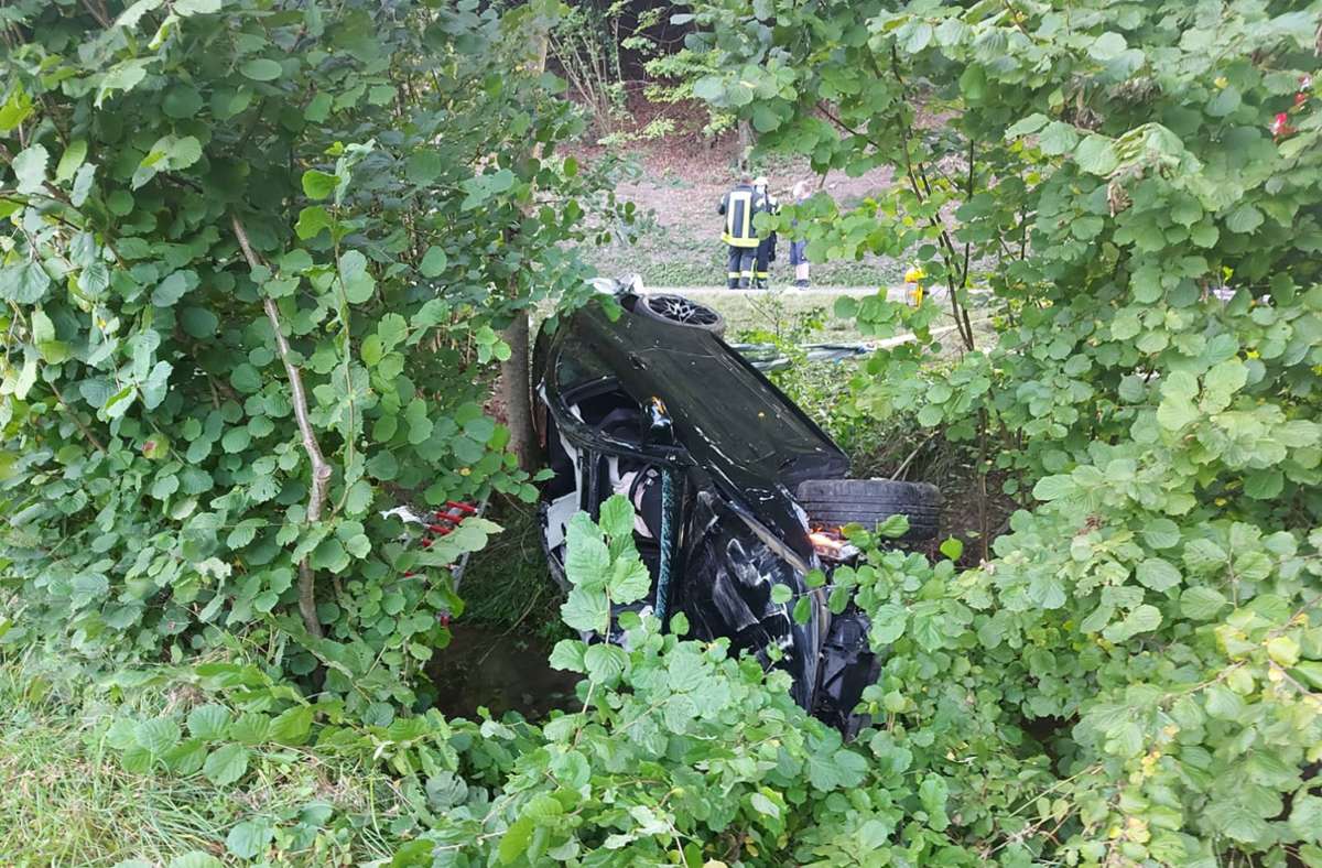Unfall in Beilstein: Mit BMW in Bach gelandet – Fahrer schwer verletzt