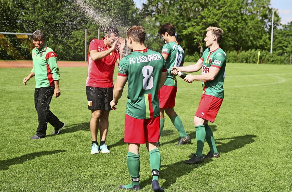Das 6:1 gegen den TSV Baltmannsweiler bringt dem FCE den Aufstieg: Beim FC Esslingen knallen die Korken