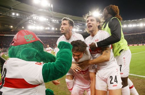 Emotionen pur: Die Stuttgarter Spieler bejubeln den späten Siegtreffer gegen Hertha BSC. In unserer Bildergalerie blicken wir auf die Partie vom Dienstagabend zurück. Foto: Baumann