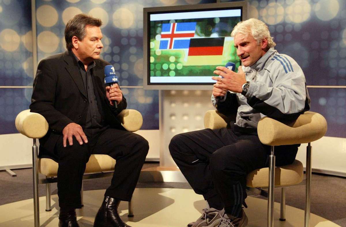 6. September 2003: Nach schwachem 0:0 gegen Island hat ARD-Reporter Waldemar Hartmann (l.)  den Teamchef der DFB-Elf, Rudi Völler (r.), zu Gast. Der ist über die Berichterstattung unzufrieden, beklagt sich über den „Scheißdreck“ und die „Sauerei“ vonseiten Moderator Gerhard Dellings sowie die generelle „Schärfe“ im Gespräch. Auf Hartmanns Einwand, er selber habe nicht zur aufgeheizten Stimmung beigetragen, „entlastet“ Völler Hartmann mit den Worten: „Ja du nicht. Du sitzt hier locker und bequem auf deinem Stuhl. Hast drei Weizenbier getrunken und bist schön locker.“