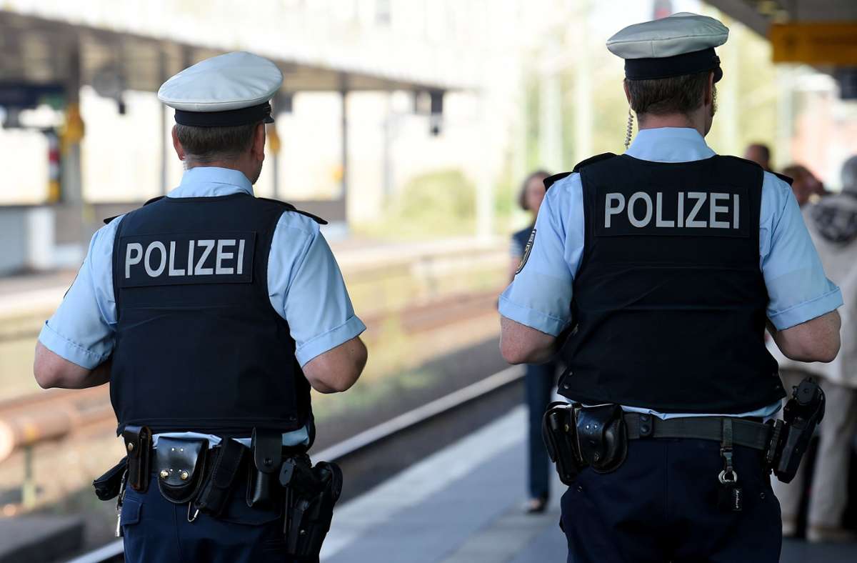 Die Bundespolizei ermittelt nun wegen Körperverletzung. Foto: dpa/Holger Hollemann