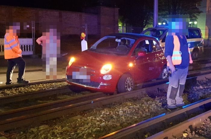 Auto in Bad Cannstatt im Gleis: Unfall führt zu Einschränkungen im Stadtbahnverkehr