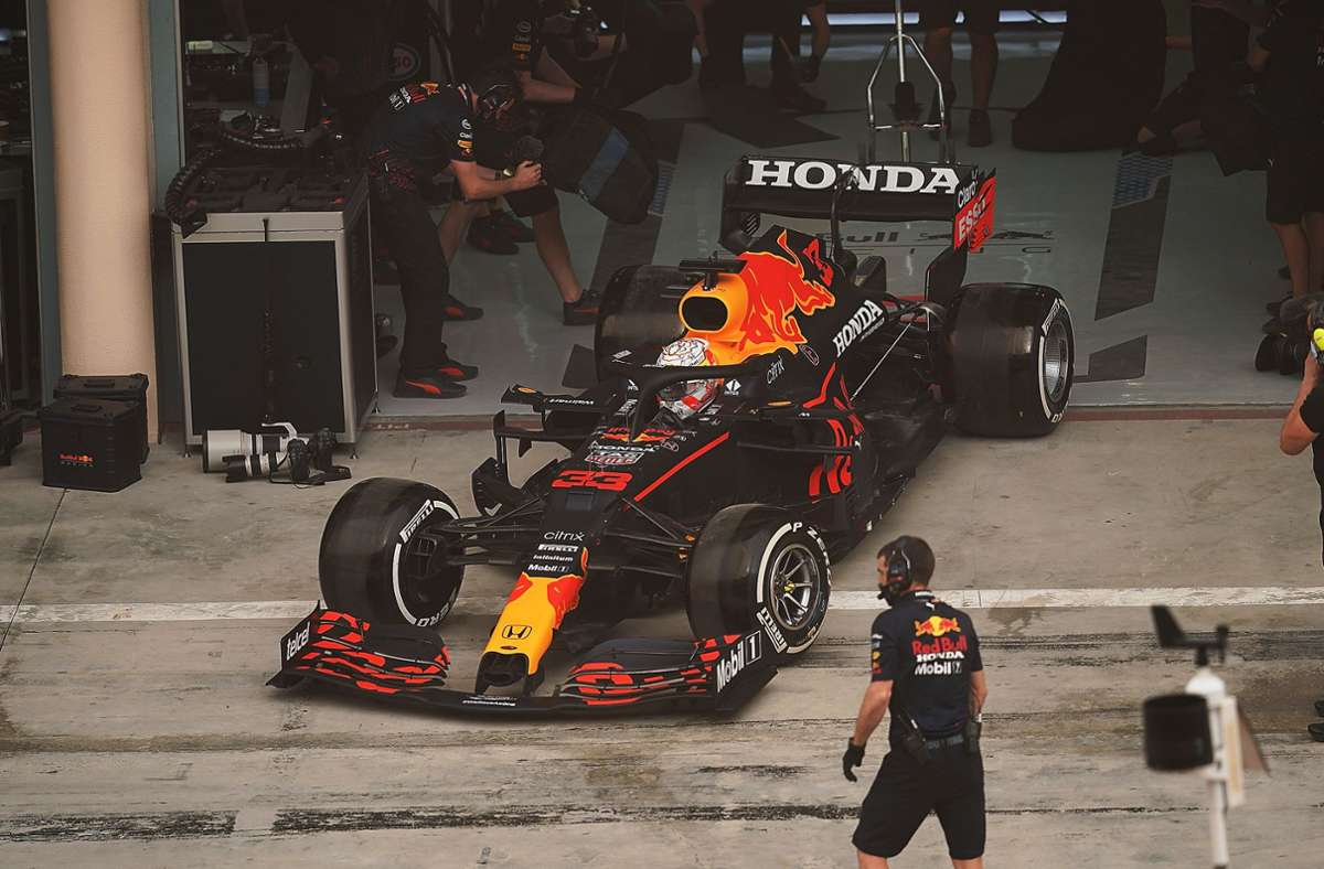 Max Verstappen startet auf den Bahrain International Circuit, um seine ersten Testrunden im Red Bull RB16B  zu drehen. Den ersten Testtag beendet der Niederländer mit Rundenbestzeit.