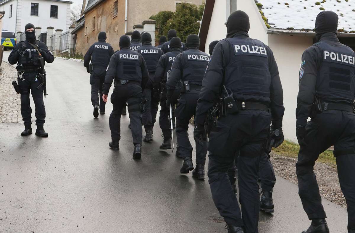 Die Polizei ist in elf Bundesländern gegen mutmaßliche Reichsbürger vorgegangen – sie sollen auch Ärzte bedroht haben. Foto: dpa/Bodo Schackow