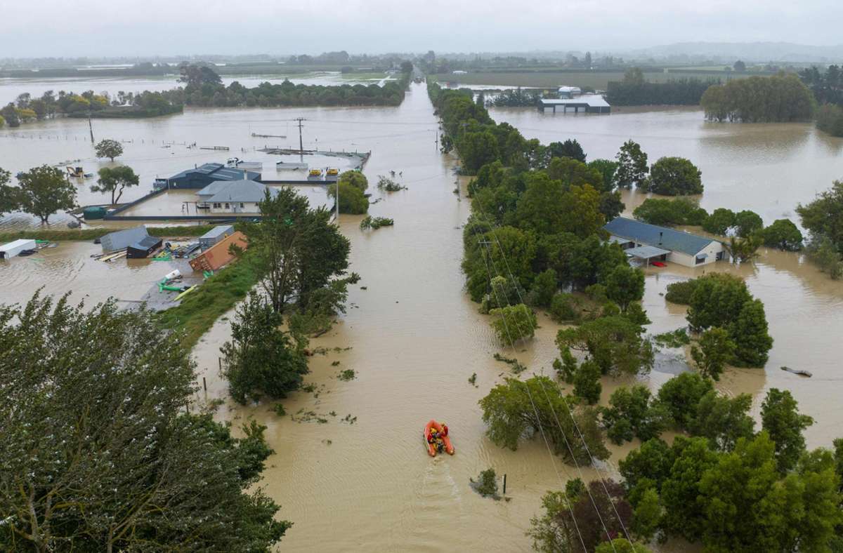 Das ganze Ausmaß des Tropensturms „Gabrielle“ zeigt sich in der Nähe der Stadt Napier auf der Nordinsel Neuseelands.