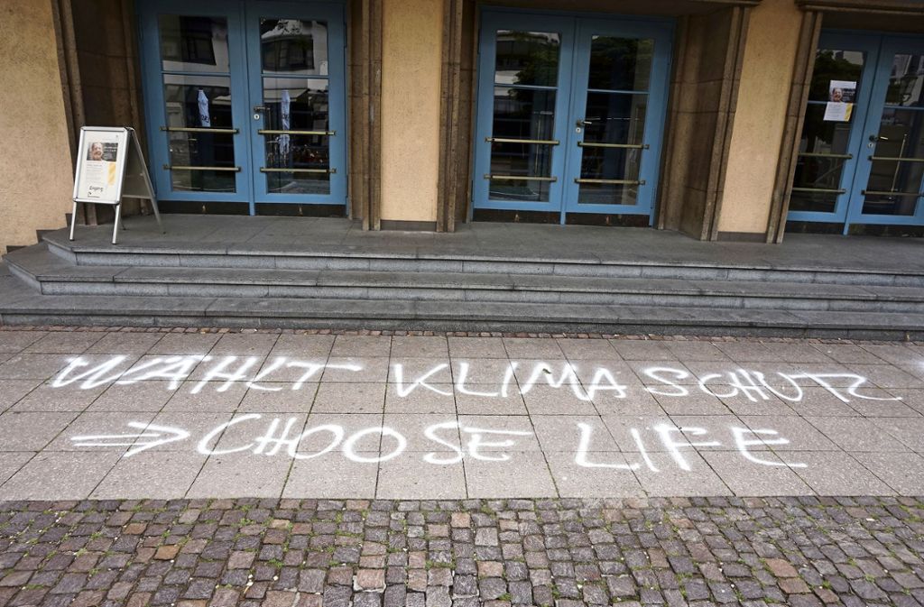 Wahlkampf auf den letzten Metern: Klimaschutzslogan auf dem Esslinger Blarerplatz vor dem Wahllokal Musikschule.