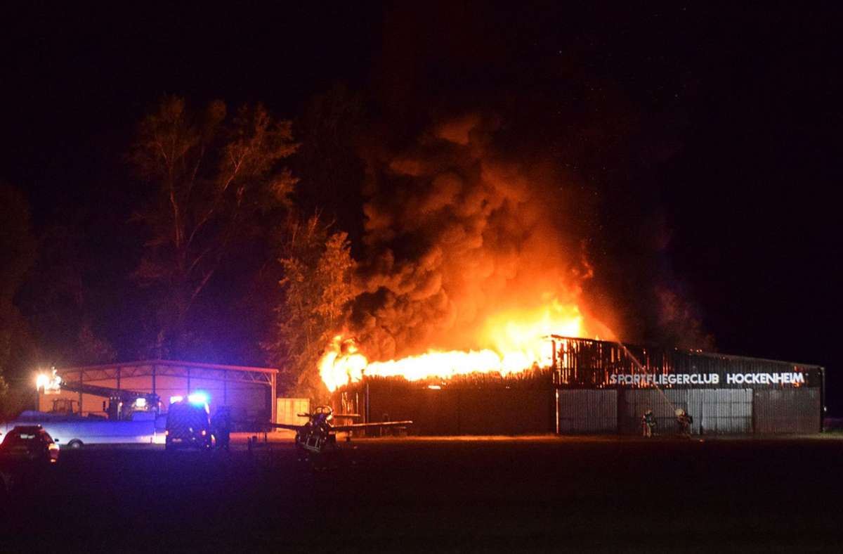 Hockenheim: Hangar mit mehreren Flugzeugen steht in Flammen – Millionenschaden
