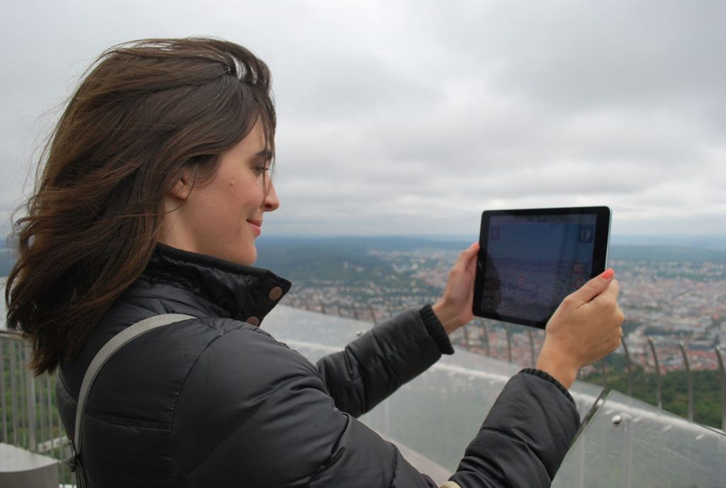 Eine Fernsehturm-Besucherin testet die neue App.