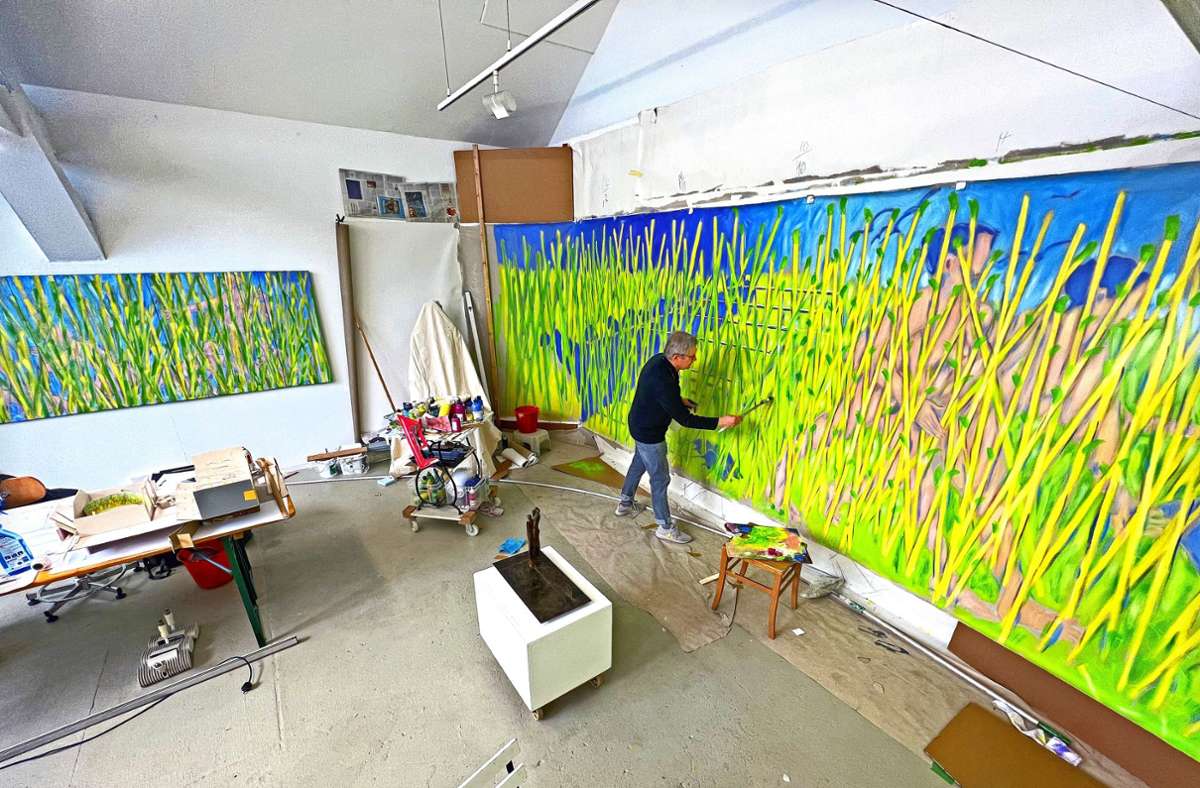 Wolfgang Thiel bei der Arbeit in seinem „open studio“ im Schauraum im Dettinger Park Plochingen. Foto: Petra Bail