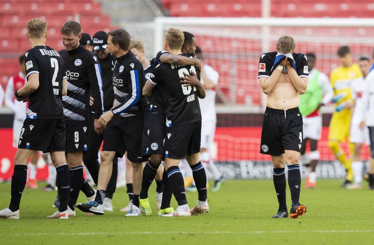 Emotionen bei den Spielern von Arminia Bielefeld nach dem Sieg beim VfB Stuttgart.