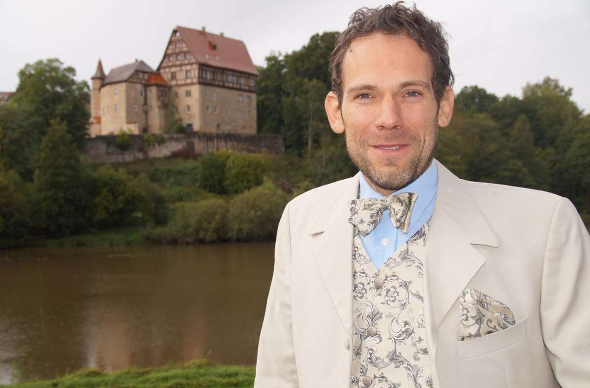 Um seine Burg zu präsentieren, wirft sich Schlossherr Andreas Fronia gerne mal in Schale. Foto: red/Wein