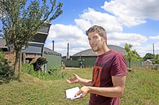 Der Landwirt Alexander Butz erklärt den biologischen Prozess in seiner Biogasanlage. Foto: Horst Rudel