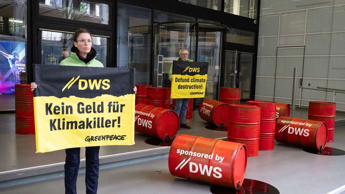 Demonstration: Greenpeace protestiert gegen Deutsche-Bank-Fondstochter DWS