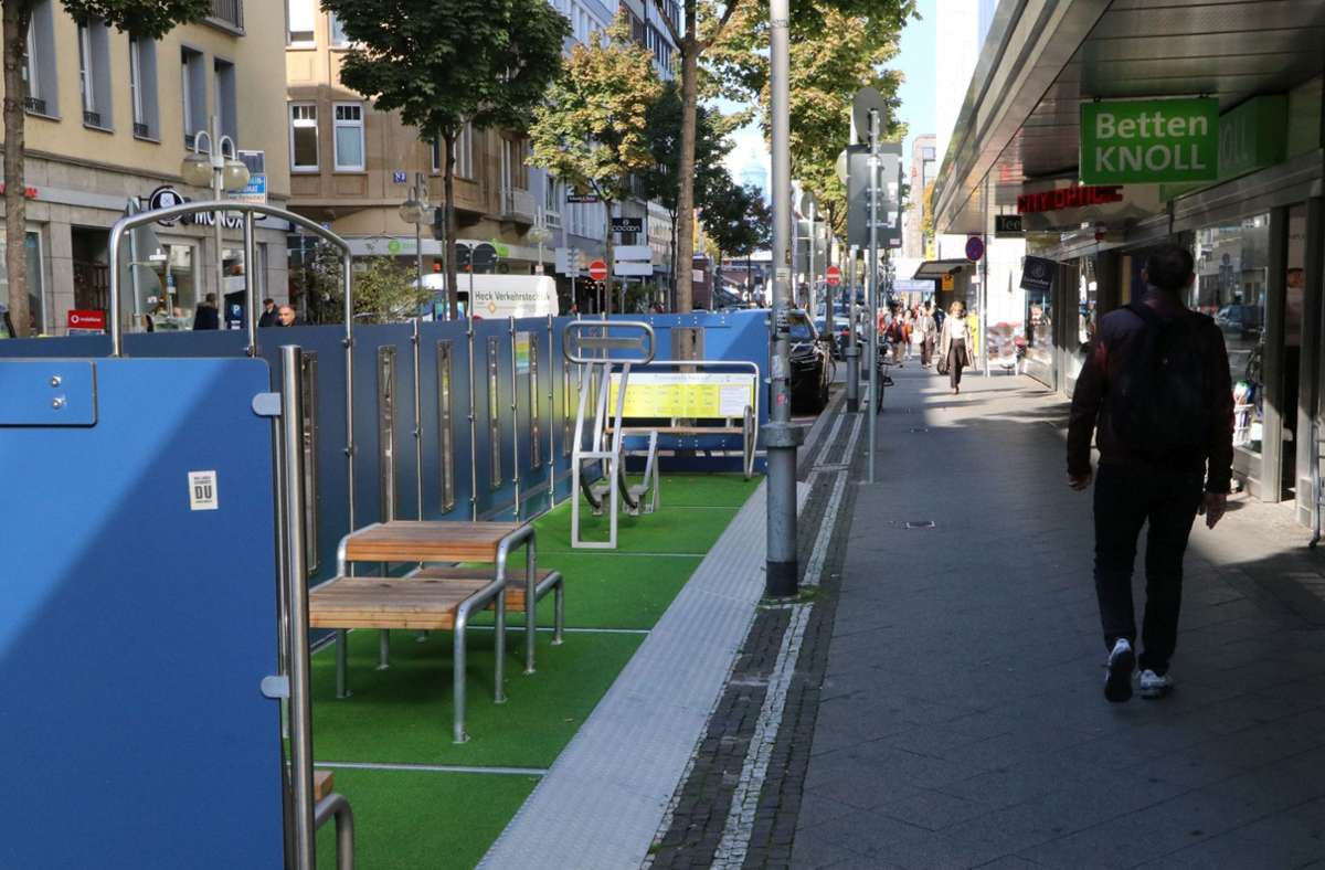 Einkaufsstraße in Mannheim: Sportgeräte statt Parkplätze lösen  Protest aus