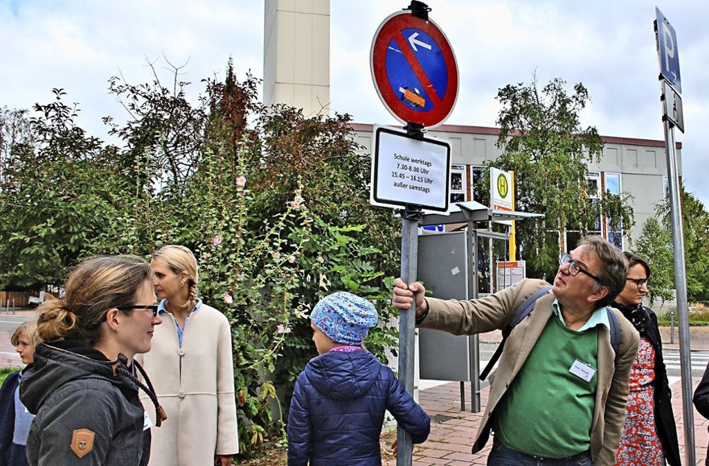 Verkehrsplaner Peter Gwiasda begutachtet das Schild am Bring- und-Holplatz