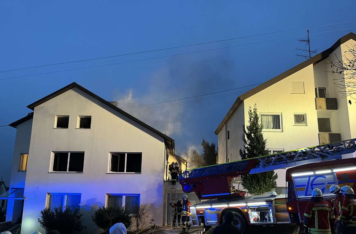 Die Feuerwehr Leinfelden-Echterdingen hat umgehend mit der Löschung des Brandes begonnen.