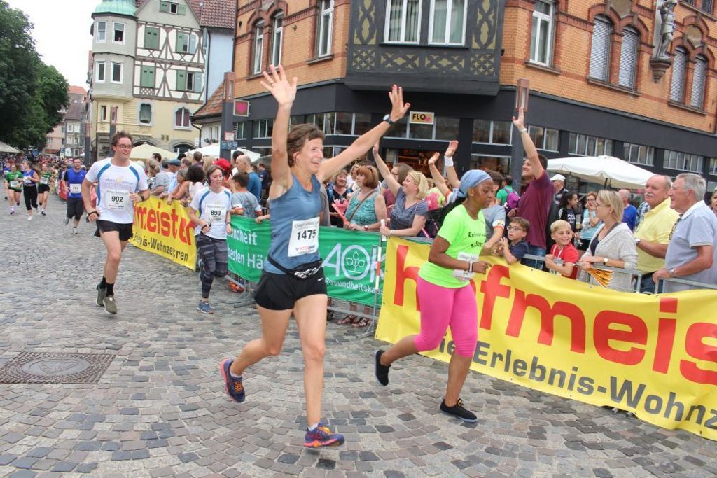 7.7.2019 Die Läufer und Läuferinen des Hauptlaufes auf der Strecke durch Esslingen