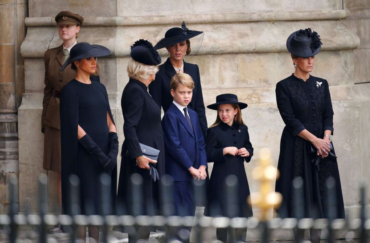 Die Windsor-Frauen sehen zu, wie der Sarg die Abbey verlässt.