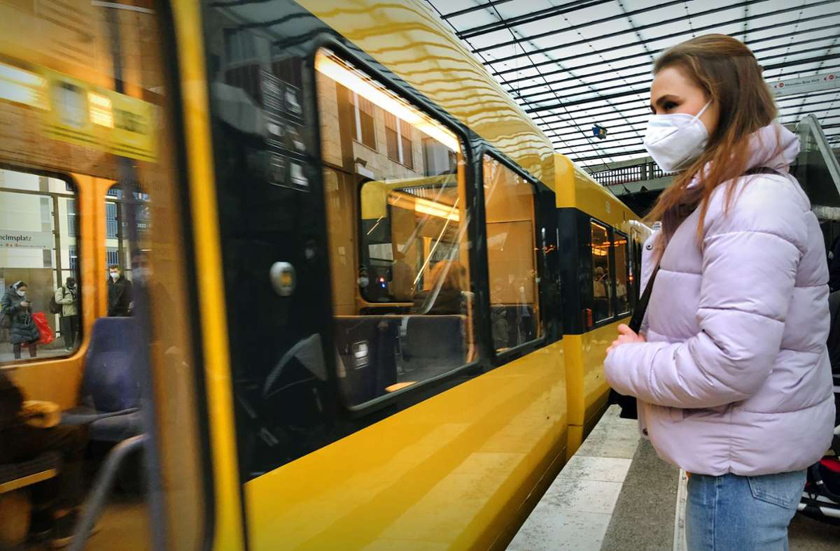 Auch für die Stadtbahn in Stuttgart gilt: Mitfahrt ist nur mit einer FFP2-Maske erlaubt. Foto: Frank Wahlenmaier