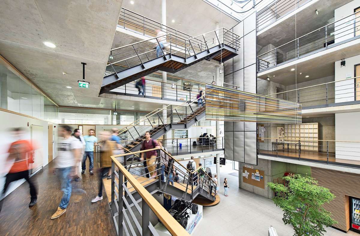 Blick in das Hauptgebäude des Campus in Göppingen. Foto: Hochschule Esslingen/KD Busch