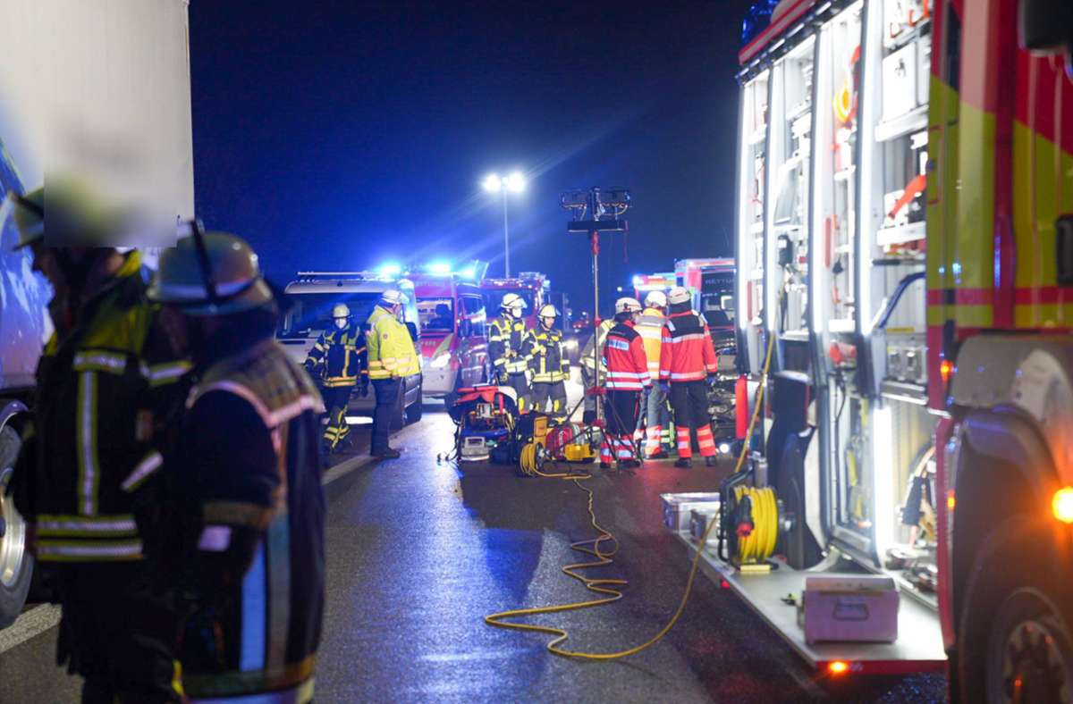 A8 bei Kirchheim: Zwei Verletzte nach Unfall bei Spurwechsel