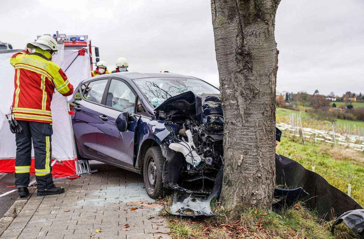 Frontalkollision mit Baum   in Ostfildern: 84-Jährige stirbt bei schwerem Verkehrsunfall