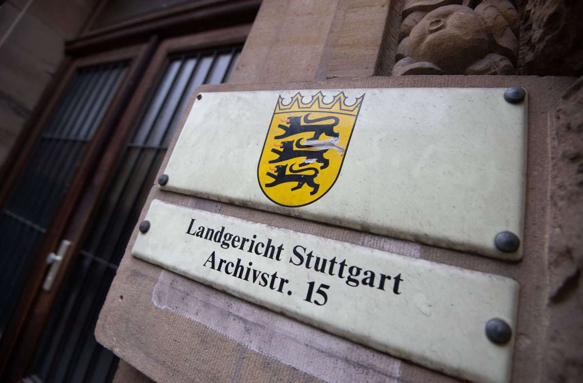 Landgericht Stuttgart zur Daimler-Erpressung: Angeklagter soll Mercedes mit Rohrbombe gesprengt haben