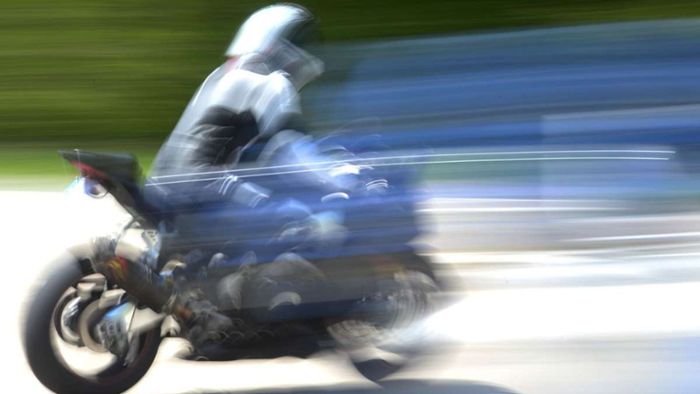 Motorradfahrer verliert Kontrolle über Maschine