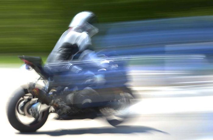 Unfall auf B465  bei Lenningen: Motorradfahrer verliert Kontrolle über Maschine