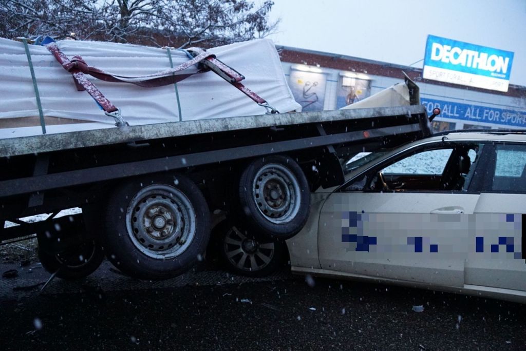 37.000 Schaden - drei Fahrzeuge beteiligt: Unfall auf der B10 bei Plochingen