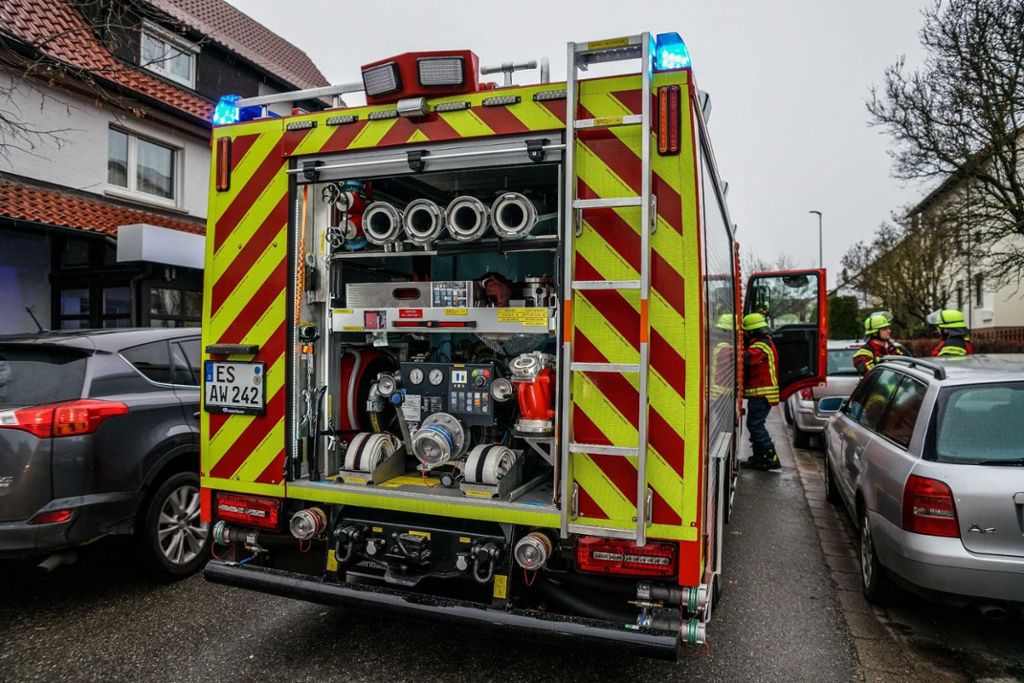 Die Polizei hat die Ermittlungen aufgenommen: Aichwald: Brennendes Papier löst Feuerwehreinsatz aus