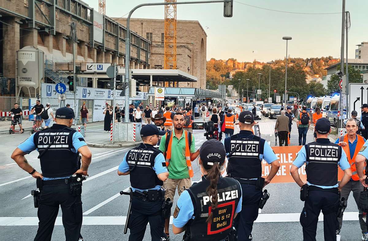 Klimaprotest in Stuttgart: So groß war der Umweg für Rettungswagen  und Notarzt