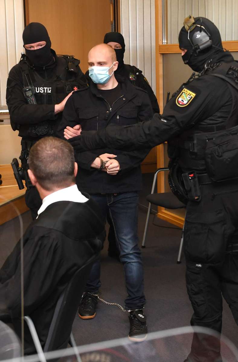 Der Angeklagte Stephan Balliet wurde in den Saal geführt.