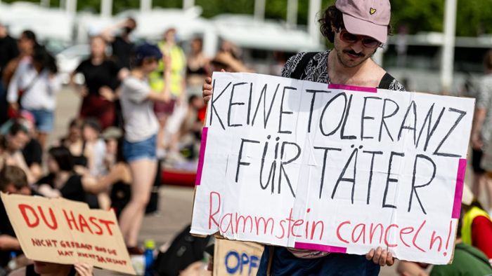 Rund 300 Menschen Menschen demonstrieren gegen Rammstein