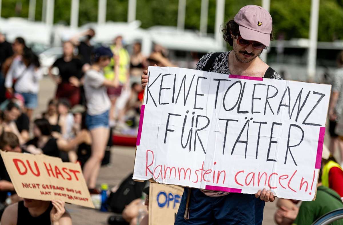 Vor Konzert in Berlin: Rund 300 Menschen Menschen demonstrieren gegen Rammstein