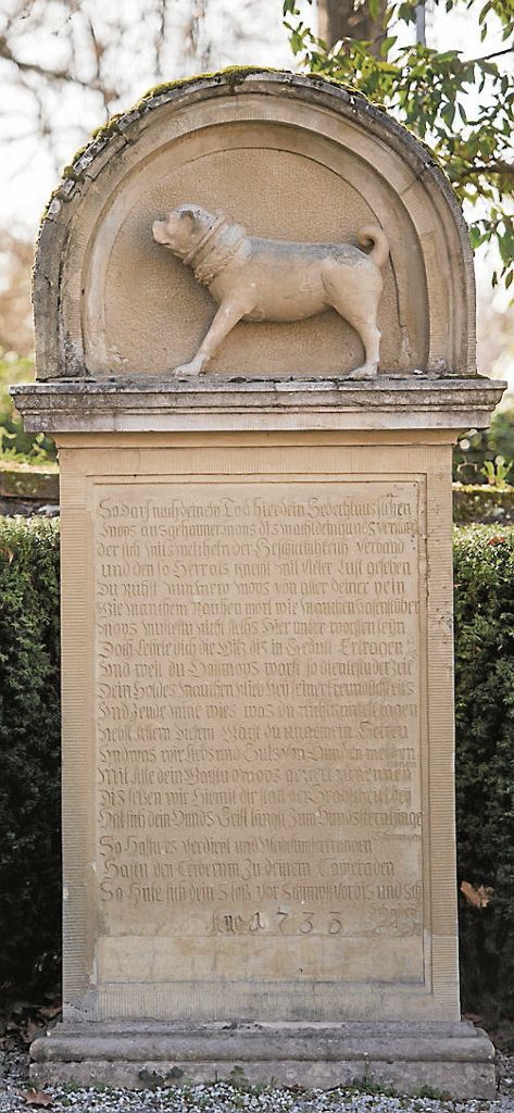 In Stein gehauen: das Mopsdenkmal von Winnenden. Foto: dpa