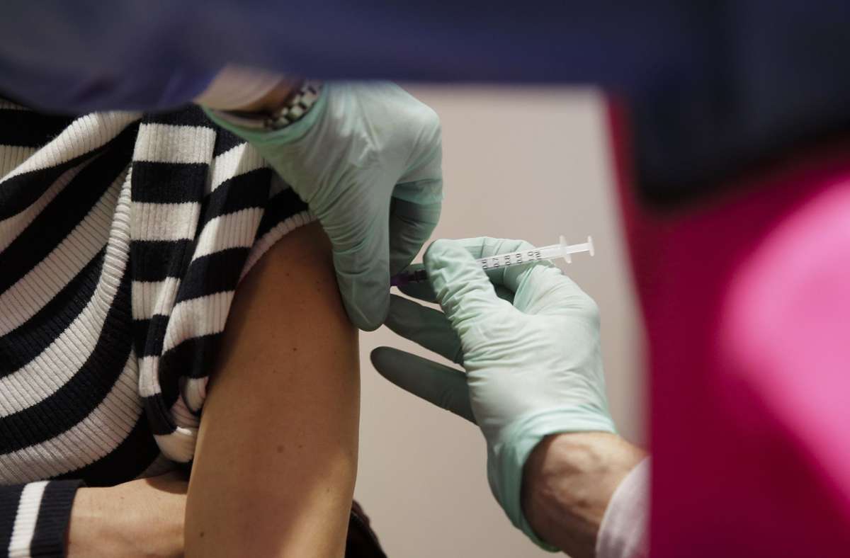 Corona-Pandemie in Deutschland: Warum die zweite Impfdosis nicht verschoben wird