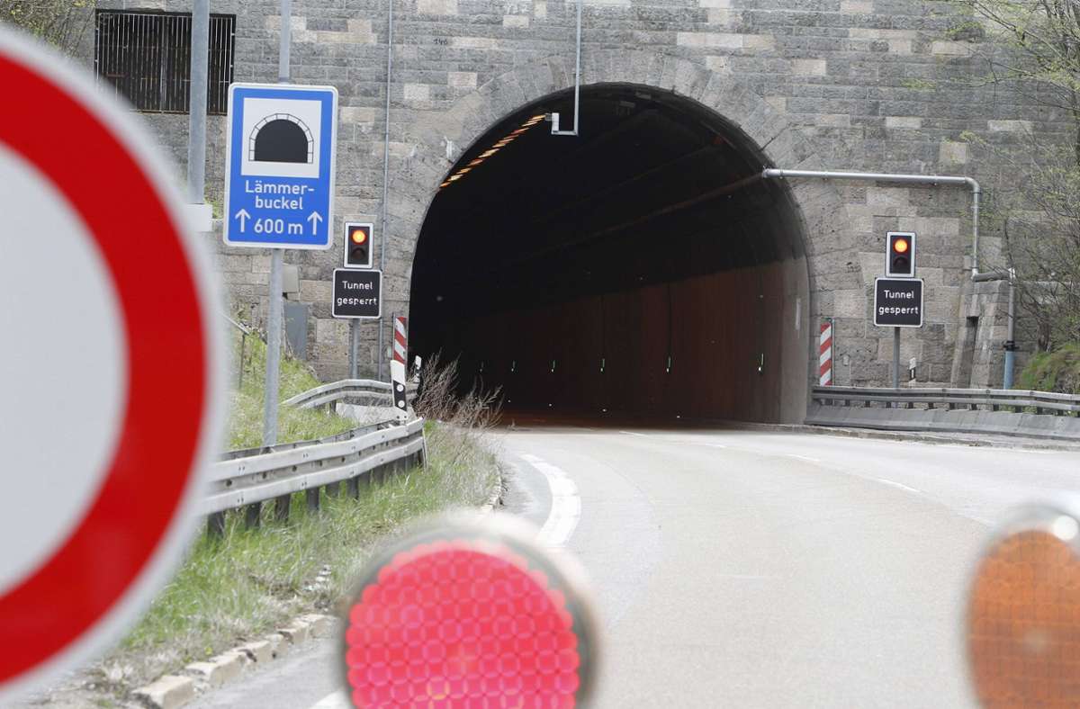 A8 Richtung München: Schwerer Auffahrunfall sorgt für Tunnel-Sperrung