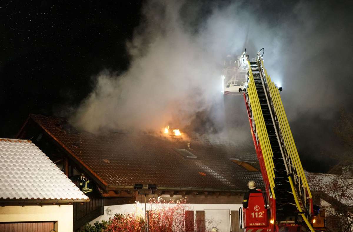 Weilheim an der Teck: Vier Menschen       bei Dachstuhlbrand verletzt