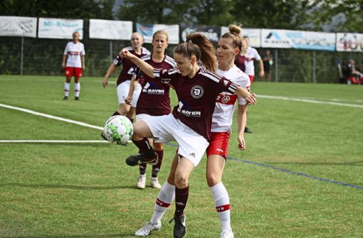 Selina Krieger, hier während des  Pokalspiels gegen den VfB Stuttgart vor Nadine Gairing am Ball, verstärkt die Deizisauer Fußballerinnen. Foto: /Herbert Rudel