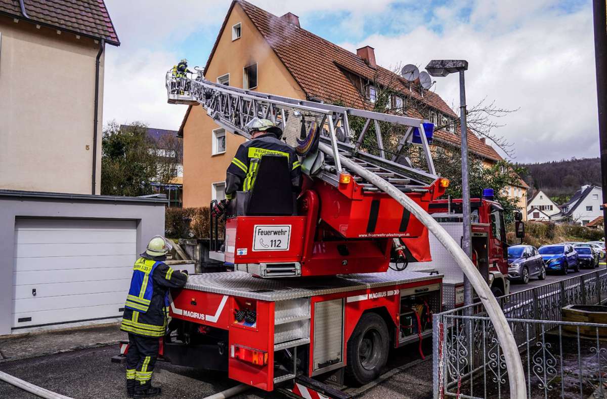 Dachgeschosswohnung in Altbach steht in Flammen.