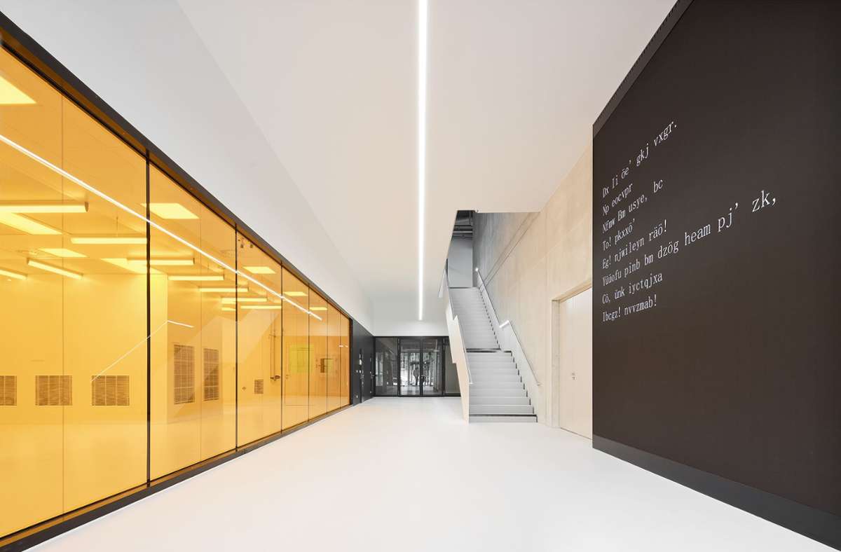 Das Foyer des ZAQuant: links der verglaste Reinraum, rechts Kunst am Bau – die Arbeit „Ein gleiches“ von Christoph Poetsch