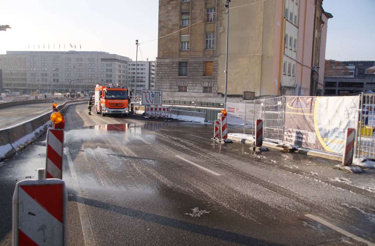 Heilbronner Straße zeitweise gesperrt: Geplatzte Wasseruhr sorgt für riesige Fontäne – Streudienst rückt an