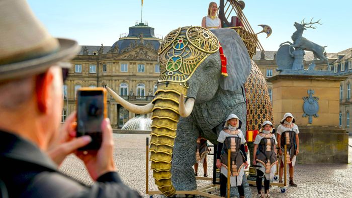 Elefantendame  vor dem Schloss gibt Vorgeschmack auf Opernspektakel
